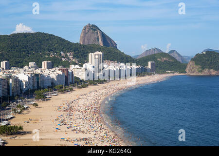 Copacabana Beach und Sugar Loaf, Rio de Janeiro, Brasilien, Südamerika Stockfoto