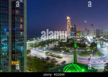 Moderne Skyline der Stadt, Abu Dhabi, Vereinigte Arabische Emirate, Naher Osten Stockfoto