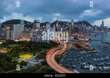 Erhöhte Aussicht, Hafen und Zentralviertel von Hong Kong Island und Victoria Peak, Hongkong, China, Asien Stockfoto