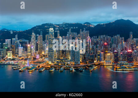 Erhöhte Aussicht, Hafen und Zentralviertel von Hong Kong Island und Victoria Peak, Hongkong, China, Asien Stockfoto