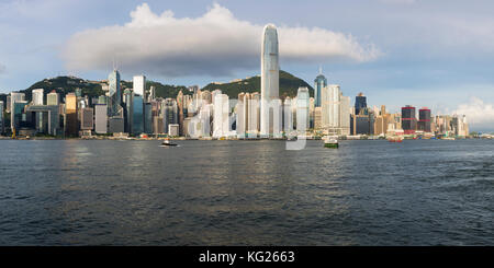 Skyline von Hongkong von der Kowloon-Seite des Hafens aus gesehen, Hongkong, China, Asien Stockfoto