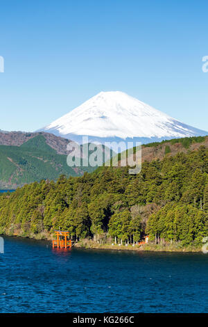 See Ashinoko mit Fuji hinter Mount Fuji - hakone - izu Nationalpark, Hakone, Shizuoka, Honshu, Japan, Asien Stockfoto