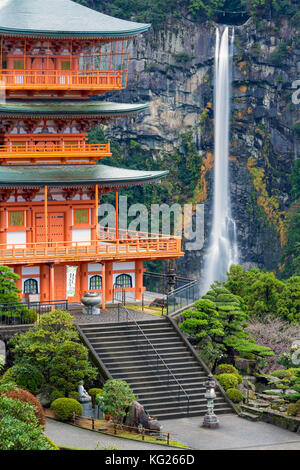 Nachisan Seiganto-ji-Pagode in Kumano Nachi Schrein mit Nachi fällt im Hintergrund, Wakayama, Japan, Asien Stockfoto