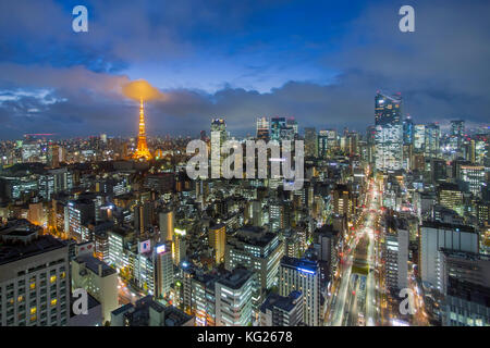 Erhöhter Blick auf die Skyline der Stadt und den berühmten beleuchteten Tokyo Tower, Tokio, Japan, Asien Stockfoto