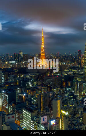 Erhöhter Blick auf die Skyline der Stadt und den berühmten beleuchteten Tokyo Tower, Tokio, Japan, Asien Stockfoto