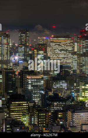 Gebäude in der Innenstadt bei Nacht, Tokio, Japan, Asien Stockfoto