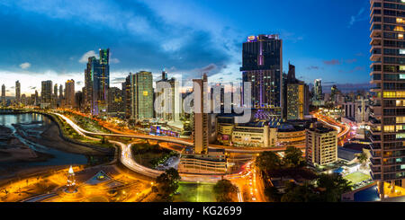 Skyline der Stadt leuchtet in der Dämmerung, Panama City, Panama, Mittelamerika Stockfoto