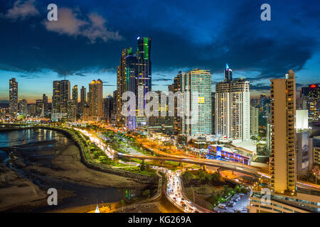 Skyline der Stadt leuchtet in der Dämmerung, Panama City, Panama, Mittelamerika Stockfoto