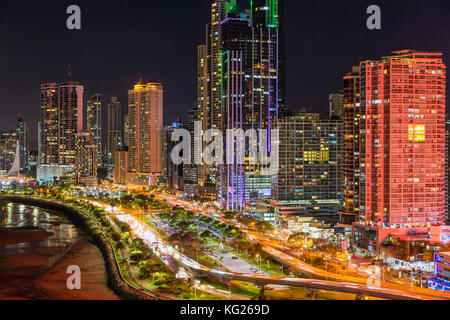 Skyline der Stadt bei Nacht, Panama-Stadt, Panama, Zentralamerika Stockfoto