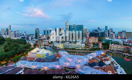 Skyline der Stadt und Restaurants am Fluss im Unterhaltungsviertel Clarke Quay, Singapur, Südostasien, Asien Stockfoto