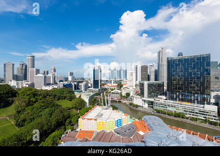 Skyline der Stadt und Restaurants am Fluss im Unterhaltungsviertel Clarke Quay, Singapur, Südostasien, Asien Stockfoto