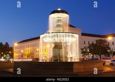 Brunnen am Geschwister-Scholl-Platz, Ludwig-Maximilian-Universität, Ludwigstraße, München, Bayern, Deutschland, Europa Stockfoto