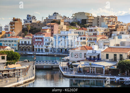 Voulismeni See, Fußgängerzone am See mit Cafés und Agios Nikolaos Stadt, Lasithi, Kreta, Griechenland, Europa Stockfoto