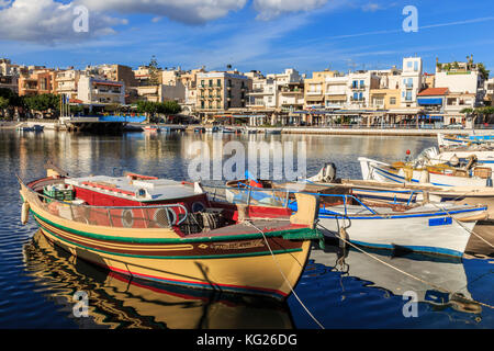 Kleine Fischerboote spiegeln sich im Voulismeni-See, Agios Nikolaos, Lasithi, Kreta, griechischen Inseln, Griechenland, Europa Stockfoto