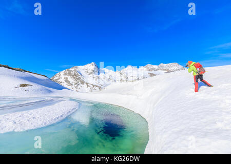 Fotograf an den Bernina Pass im Frühjahr Tauwetter, St Moritz, Oberengadin, Kanton Graubünden, Schweiz, Europa Stockfoto