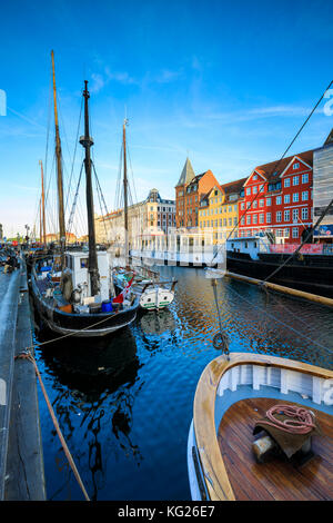 Boote im Christianshavn-Kanal mit typischen bunten Häusern im Hintergrund, Kopenhagen, Dänemark, Europa Stockfoto