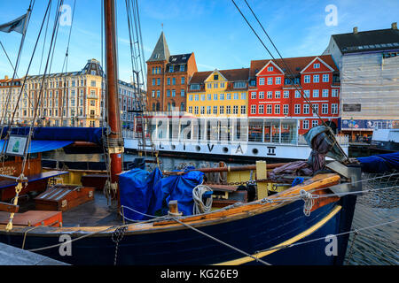 Boote im Christianshavn-Kanal mit typischen bunten Häusern im Hintergrund, Kopenhagen, Dänemark, Europa Stockfoto