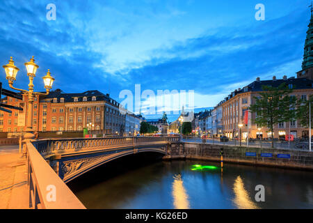 Hojbro Bridge und Plads zwischen dem benachbarten Amagertorv und Slotsholmen Canal at Night, Kopenhagen, Dänemark, Europa Stockfoto