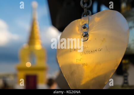 Goldene Gebetsfahne mit buddhistischer Goldstupa im Hintergrund, Bangkok, Thailand, Südostasien, Asien Stockfoto