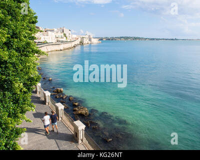 Coastal walkway entlang der Ufermauer, ortygia, Syrakus (Siracusa), Sizilien, Italien, Mittelmeer, Europa Stockfoto