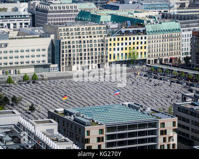 Blick auf die Stadt in Richtung Holocaust-Mahnmal von der Aussichtsplattform des Kollhoff-Turms, Berlin, Deutschland, Europa Stockfoto