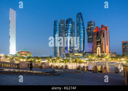 Etihad Towers mit Blick auf die Springbrunnen des Emirates Palace Hotel, Abu Dhabi, Vereinigte Arabische Emirate, Mittlerer Osten Stockfoto