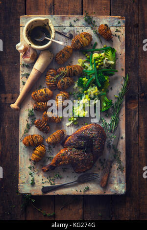 Brathähnchen mit Hasselback Kartoffeln Stockfoto