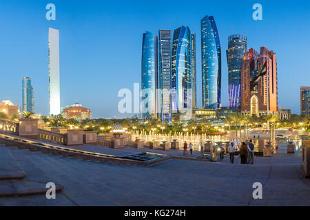 Etihad Towers mit Blick auf die Springbrunnen des Emirates Palace Hotel, Abu Dhabi, Vereinigte Arabische Emirate, Mittlerer Osten Stockfoto