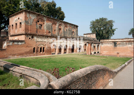 Lucknow Residency 18. Jahrhundert Hauptgebäude, wie es nach der Seige 1857 mit Kanonenschussspuren erhalten war, Lucknow, Uttar Pradesh, Indien, Asien Stockfoto