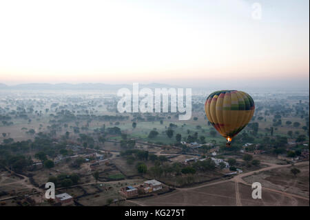 Heißluftballon in der Früh, über Landschaft und das Dorf von Jaipur, Rajasthan, Indien, Asien Stockfoto