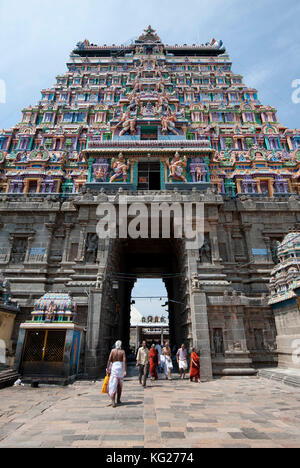 Pilger betreten den äußeren Goparam des Thillai Nataraja Tempels, der Nataraj gewidmet ist, tanzende Form von Shiva, Chidambaram, Tamil Nadu, Indien, Asien Stockfoto