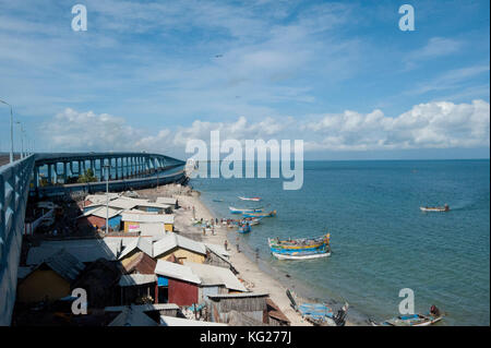 Fischer der Gemeinschaft unter Pamban Brücke mit bunten Fischerbooten, pamban Straße, rameshwaram, Tamil Nadu, Indien, Asien Stockfoto