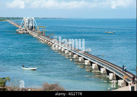 Pamban Eisenbahnbrücke überqueren Der pamban Meerenge zwischen dem Festland und der Insel pamban und danushkodi, Tamil Nadu, Indien, Asien Stockfoto