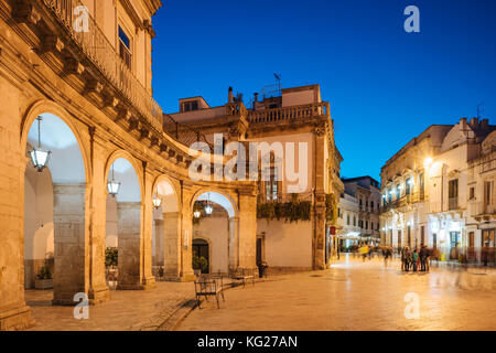 Via Giuseppe Garibaldi bei Nacht, Centro Storico, Martina Franca, Apulien, Italien, Europa Stockfoto