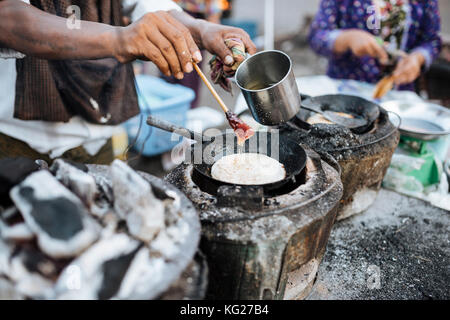 Man Pfannkuchen auf der Straße abgewürgt, Yangon (Rangun), Myanmar (Burma), Asien Stockfoto