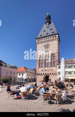 Straßencafé am Altpoertel-Tor, Maximilianstraße, Speyer, Rheinland-Pfalz, Deutschland, Europa Stockfoto