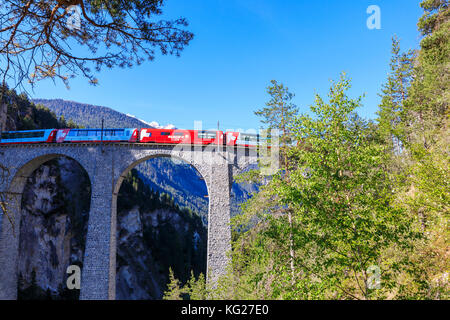 Bernina Express Zug auf Landwasser Viadukt, UNESCO-Weltkulturerbe, filisur, Albula Region, Kanton Graubünden, Schweiz, Europa Stockfoto