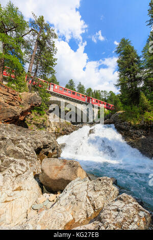 Bernina Express über eine alpine Creek, morteratsch, Engadin, Kanton Graubünden, Schweiz, Europa Stockfoto