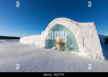 Eis Gebäude mit Iglu Form in den Schnee, Eis hotel, jukkasjärvi, Kiruna, Norrbottens Län, Lappland, Schweden, Skandinavien, Europa Stockfoto