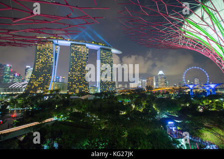 Supertrees an Gärten durch die Bucht, bei Nacht beleuchtet, Singapur, Südostasien, Asien Stockfoto