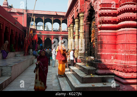 Hinduistische Pilger in Safran und Rot, Besuch des Durga Mandir, eines der berühmtesten Tempel in Varanasi, Uttar Pradesh, Indien, Asien Stockfoto