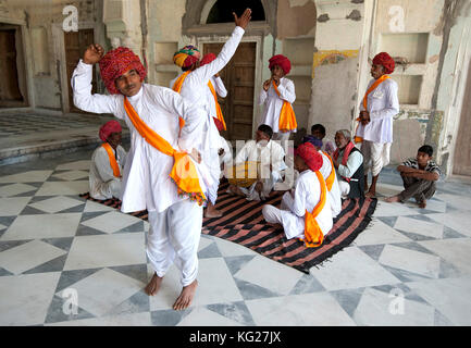 Troup der Rajasthani Tänzern und Musikern traditionelle Tanz im 18. Jahrhundert Diggi Palace Durbar Hall, Rajasthan, Indien, Asien Stockfoto