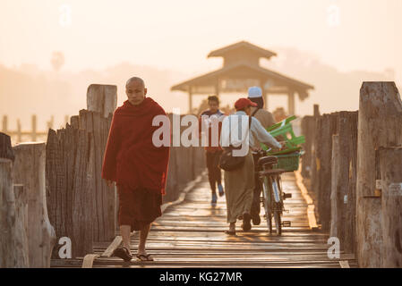 Am frühen Morgen des Fußgängerverkehrs auf u-bein Brücke, amarapura, Mandalay, Mandalay, Myanmar (Birma), Asien Stockfoto