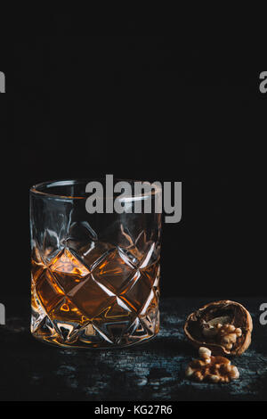 Old fashioned Cocktail auf dunklem Hintergrund, vertikal mit Kopie Raum Stockfoto