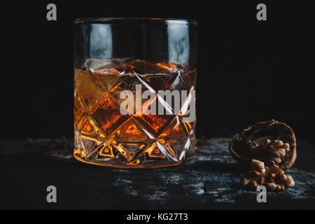 Old fashioned Cocktail auf dunklem Hintergrund, horizontal mit Kopie Raum Stockfoto