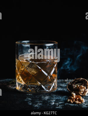 Old fashioned Cocktail auf dunklem Hintergrund