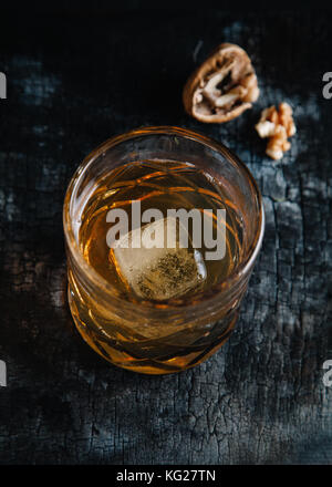 Old fashioned Cocktail auf dunklem Hintergrund Stockfoto