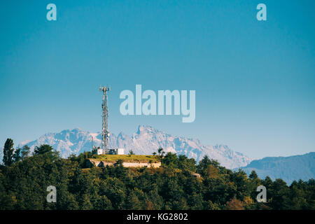 Batumi, Adscharien, Georgien. Telekommunikation Handy Turm mit Antennen auf dem Hintergrund von Berg. Stockfoto