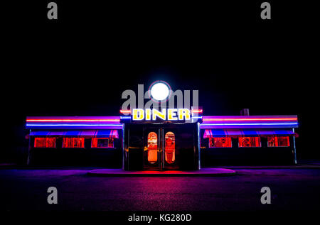 Ein traditionell amerikanisches Diner in der Nacht mit einem großen Schild und colorl leuchtend, Fluourescent und Neon Beleuchtung, die im Dunkeln leuchtet. Stockfoto