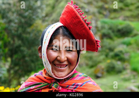 Cusco, Peru - April 05: Porträt der Frau aus dem Heiligen Tal in der Gegend von Cusco aus traditionellen Kopfbedeckungen im Transit auf dem lokalen Markt in Sou Stockfoto